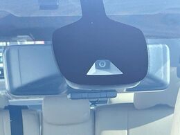 【エマージェンシーブレーキ】走行中に前方の車両等を認識し、衝突しそうな時は警報とブレーキで衝突回避と被害軽減をアシスト。より安全にドライブをお楽しみいただけます。