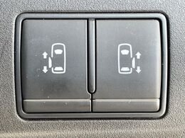 【両側パワースライドドア】スマートキーや運転席のスイッチで後席両側スライドドアの開閉が可能♪電動だから力を入れてドアを開ける必要が無く、小さなお子様でも簡単に開け閉めでき快適です♪