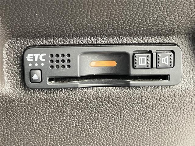 【ETC】有料道路を利用する際に料金所で停止することなく通過できる、ETC車載器（ノンストップ自動料金収受システム機器）が装備されています。セットアップを行うことで利用可能になります。