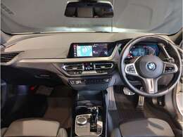 BMWの運転席はドライバーオリエンテッドという構造を採用。ドライバー目線の操作がしやすい設計になっており、ドライブ中にも目線の移動が少なく運転中にも簡単に操作ができます。