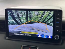 【バックカメラ】駐車時に後方がリアルタイム映像で確認できます。大型商業施設や立体駐車場での駐車時や、夜間のバック時に大活躍！運転スキルに関わらず、今や必須となった装備のひとつです！