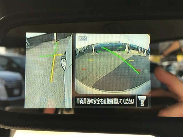 左サイドの死角をモニターに映して安全運転をサポートする便利な【サイドカメラ切替え】が付いています！