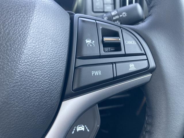 ハンドル回りにスイッチ多数あり、運転しながら操作可能。