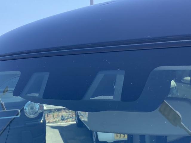 デュアルセンサブレーキサポート機能装備で前方の車両や歩行者を検知します。警告、ブレーキアシスト、自動で強いブレーキをかけ、衝突時の被害軽減を図ります