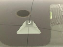 【インテリジェントエマージェンシーブレーキ】フロントカメラで前方の車両や歩行者を検知。衝突しそうな時は衝突被害軽減ブレーキが作動、衝突回避をサポート。より安全にドライブをお楽しみいただけます。