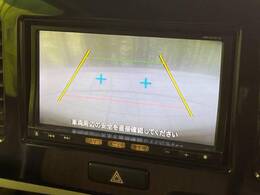 【バックカメラ】駐車時に後方がリアルタイム映像で確認できます。大型商業施設や立体駐車場での駐車時や、夜間のバック時に大活躍！運転スキルに関わらず、今や必須となった装備のひとつです！