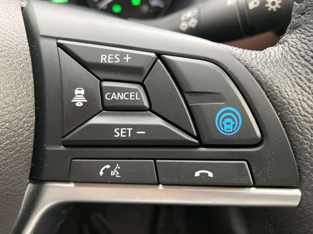 プロパイロットスイッチ。同一車線でのハンドルとアクセルのアシストが可能　長距離ドライブ時に同乗者との会話が弾みます。