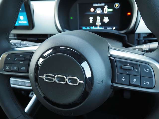 【中古車になるまでの経緯】こちらのお車は、当社グループ会社の正規ディーラーにて、試乗車として使用をしておりました。この度新しい試乗車を用意したので入荷となりました。