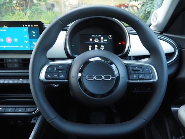 Point3：初代600をオマージュした2スポークデザインのハンドル
