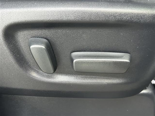 【運転席】座り心地が良いシートなので長時間の運転でも快適にお過ごしいただけます。新品のフロアマットのご注文も可能です。掲載箇所以外にご希望の写真がございましたらお気軽にお問い合わせ下さい。