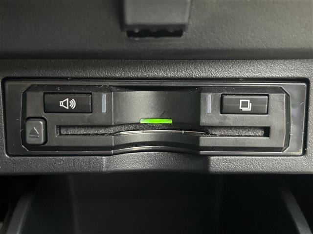 【ETC】有料道路を利用する際に料金所で停止することなく通過できる、ETC車載器（ノンストップ自動料金収受システム機器）が装備されています。セットアップを行うことで利用可能になります。