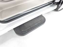 左のスライドドアを開けると電動サイドステップが出てきます