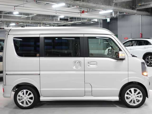 当店は屋内展示となっており、天候に左右されることなくお車をご覧いただけます