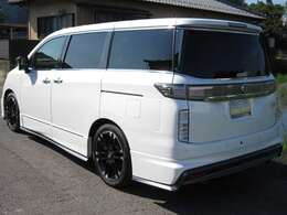 ［NISMOパフォーマンスパッケージ　Bキット］●NISMO　19インチアルミロードホイール（LMX6S、ニスモブラック×ダイヤモンドミラーカット）●NISMO　S-tuneスポーツマフラー