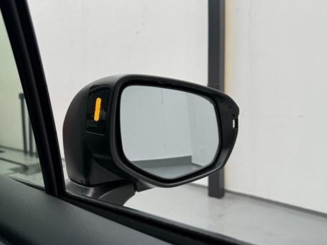 ドアミラーに装着されたLEDインジゲーターによって自車の後方から接近する車両を検知し警告音と光でドライバーに知らせてくれます！