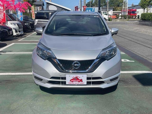 【レーンアシスト】走行中にカメラで車線を認識し、車線を逸脱しそうなときに警報を発したり、さらに進んでステアリング補正を行ったりする機能。