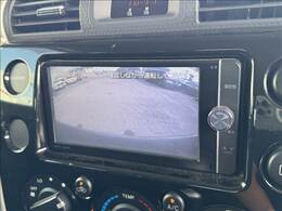 【純正ナビ】人気の純正ナビを装備しております。ナビの使いやすさはもちろん、オーディオ機能も充実！キャンプや旅行はもちろん、通勤や買い物など普段のドライブも楽しくなるはず♪