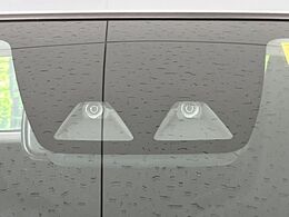【スマートアシスト】走行中に前方の車両等を認識し、衝突しそうな時は警報とブレーキで衝突回避と被害軽減をアシスト。より安全にドライブをお楽しみいただけます。