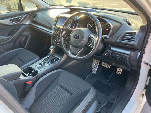 【フロントシート】使用頻度が高いからこそ気になるポイントの一つです。きれいな状態で目立つキズや汚れはありません。