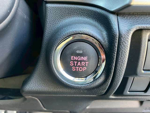 【スマートキー】バックやポケットに入れたままでもドアの開け閉めが可能なスマートキーを装備。エンジンのオン・オフ時もカギを取り出す必要が無いからとっても便利です♪