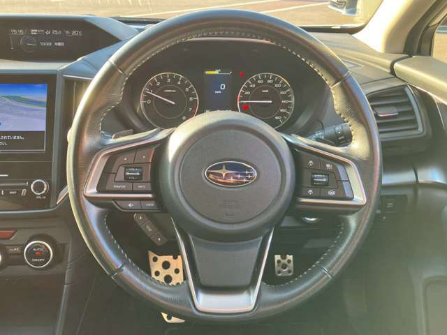 【ステアリングスイッチ】オーディオのボリュームの調節や、ラジオのチャンネルの変更、電話の受け取りなどを可能にします。運転中に目線を下げずに操作可能です。