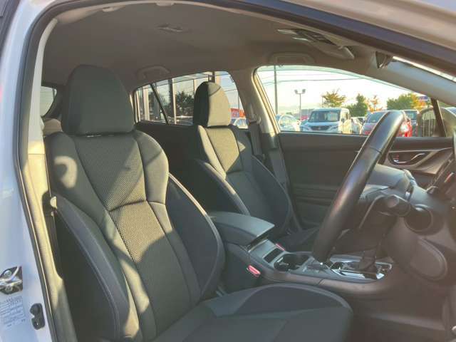 【フロントシート】使用頻度が高いからこそ気になるポイントの一つです。きれいな状態で目立つキズや汚れはありません。