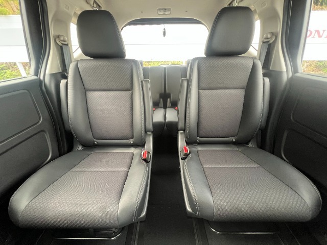 当社の中古車は、フロアマット付きで販売しておりません。中古車という特性上匂いや見栄えなどの状態が左右される為です。純正、社外の新品マットをご検討いただけます。予め得ご了承下さい。