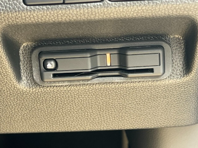 有料道路をキャッシュレスで通行できるETC車載器付きです。運転席足元に設置されています。ETCセットアップ費用は含まれておりません。別途必要となります。