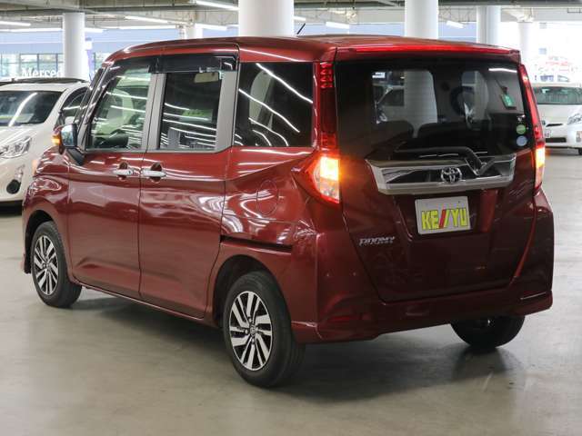 雨が降ってもゆったりと車選びができる全天候型立体展示場！エスカレーター完備！