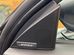 【BOSEサウンドシステム】メーカーオプションの高品位サウンドシステムを搭載。専用のチューニングが施された大小様々なスピーカーから良質なサウンドが奏でられ、臨場感あふれる音響空間を演出します。