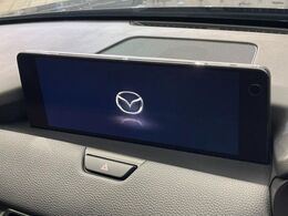 【12.3インチマツダコネクト】車内の雰囲気にマッチした大型ディスプレイ。スマホ接続でのナビ使用やBluetooth再生等、様々な機能が楽しめます。直感的なダイヤル操作が可能で、使い勝手も良好です。