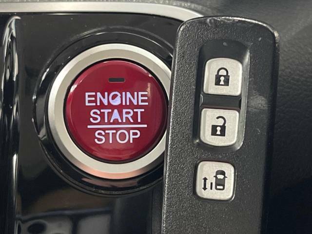 【Hondaスマートキー】カバンやポケットに入れたままでもドアの施錠・解錠が可能なスマートキーを装備。エンジンのオン・オフ時もカギを取り出す必要が無いからとっても便利です♪いからとっても便利です♪