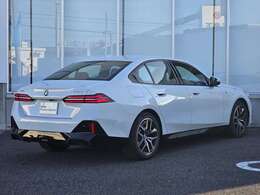 この度は弊社認定中古車をご覧いただき誠にありがとうございます。弊社はBMW 正規ディーラーですので遠方のお客様も安心してご購入下さい。ご不明な点がございましたらお気軽にお申し付けください。