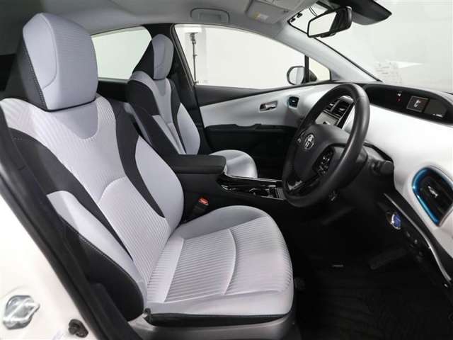 ゆったり室内で運転もしやすいです♪使い勝手の良い配置も考えられています！！