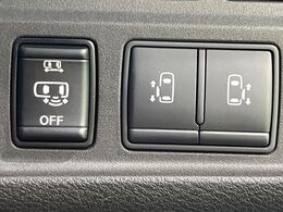 【ハンズフリー機能付き両側パワースライドドア】スライドドアの下に足先を入れてすぐ引くと、自動的にスライドドアが開閉します！荷物で両手がふさがった状態でも、ドアの開閉ができてとっても便利！