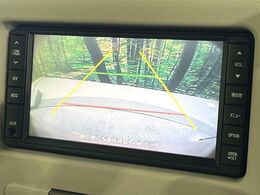 【バックカメラ】駐車時に後方がリアルタイム映像で確認できます。大型商業施設や立体駐車場での駐車時や、夜間のバック時に大活躍！運転スキルに関わらず、今や必須となった装備のひとつです！