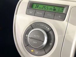 【オートエアコン】一度お好みの温度に設定すれば、車内の温度を検知し風量や温度を自動で調整。暑い…寒い…と何度もスイッチ操作をする必要はありません。快適な車内空間には必須の機能ですね♪