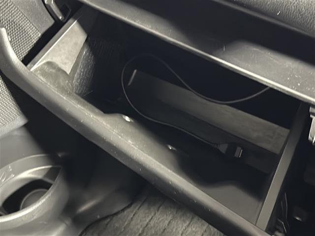 【グローブボックス】車検証ケースや、日頃使う小物類の収納に便利ですね！