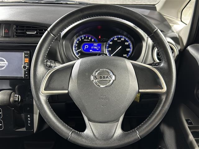 【ステアリング】軽い力で扱いやすいハンドルです。目立つ傷やスレなどなく綺麗な状態です！除菌プランいれていただくとさらに快適に！清潔なお車はお子様にも安心ですね！