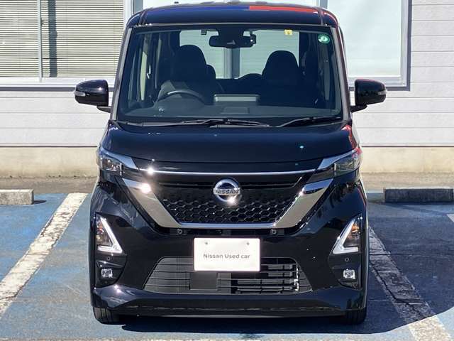精悍なフロントマスク。明るいLEDヘッドライトでドライブも安心。