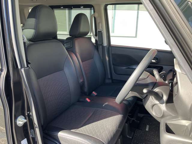 運転席です。疲れにくい形状と使いやすいレイアウト。シート高さも調整できるので快適なドライブ可能です。