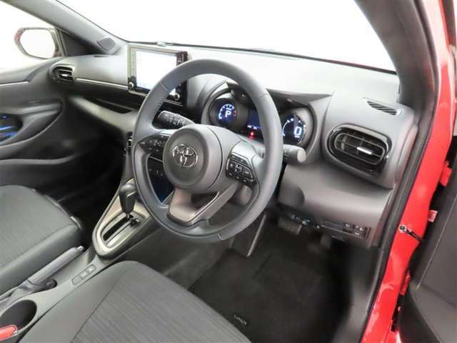シンプルで使いやすいデザインの運転席です。