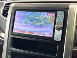 【バックカメラ】駐車時に後方がリアルタイム映像で確認できます。大型商業施設や立体駐車場での駐車時や、夜間のバック時に大活躍！運転スキルに関わらず、今や必須となった装備のひとつです！