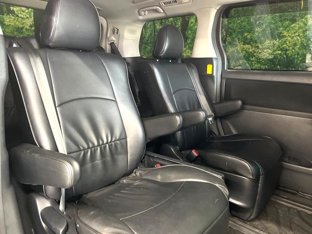 二列目中央はウォークスルーとなっております。二列目と三列目の移動や乗り降りがとっても楽になるので、乗り降りの際もストレスを感じることはありません♪。