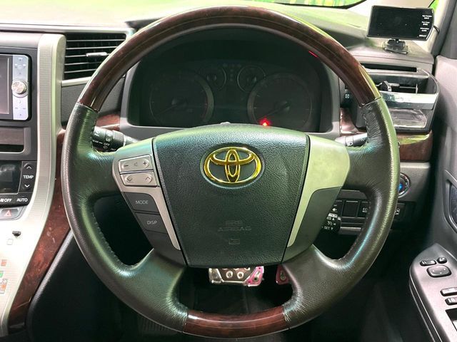 【ウッドコンビステアリング】高級感ある木目調パーツを採用した手に良く馴染むコンビハンドル。運転席廻りの雰囲気も一気に豪華になります！