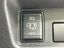 【ハンズフリー機能付き両側パワースライドドア】スライドドアの下に足先を入れてすぐ引くと、自動的にスライドドアが開閉します！荷物で両手がふさがった状態でも、ドアの開閉ができてとっても便利！