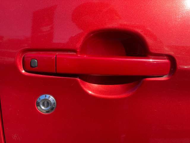 【ワンタッチ開閉ボタン】キーをポケットやバッグに入れたまま車のドアの解錠・施錠が行えます