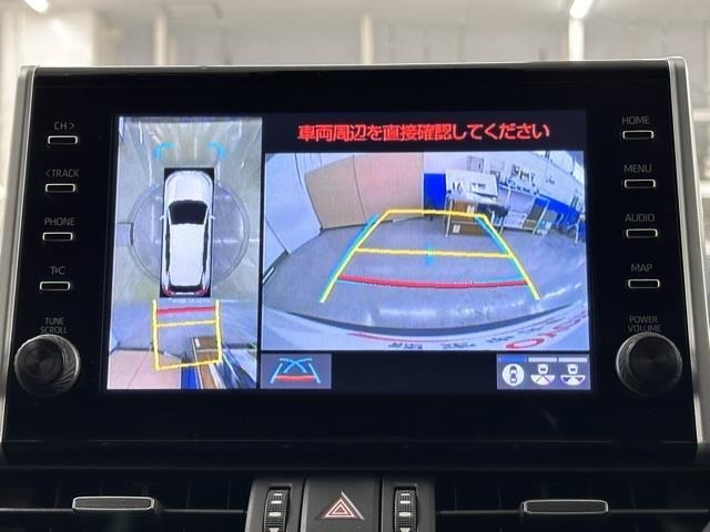 パノラミックビューモニターシステムが付いているので車の上から見た映像が確認できますよ。　一目で車両周辺の情報を確認できますが、直接安全をご確認下さい。