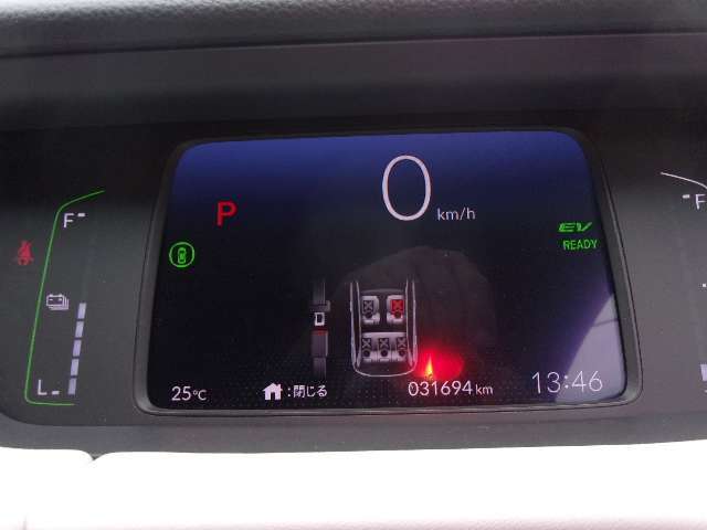 視認性の高いメーターで運転情報を的確に把握できます