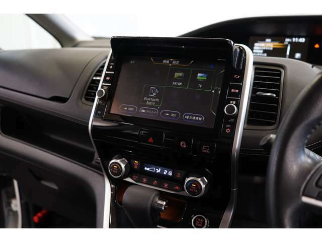 フルセグ/CD/DVD/Bluetooth対応のナビあり◎各種エンタテインメントが快適なドライブをより盛り上げます。オートエアコンを装備しているので設定した温度で車内の温度調整を自動で行ってくれます！